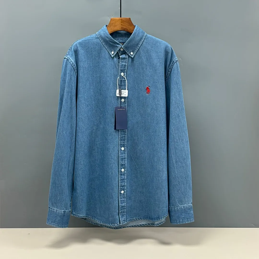 🅿️250 Ralph Lauren/Ralph Lauren embroidered denim shirt Made of high-count combed cotton denim fabric, the yarn is even and fine, no impurity hairiness, the soft texture of cotton fiber can be felt by touching the upper hand, loose fit, three-dimensional upper body, smooth and natural lines, from shoulder line to waist line to hem, smooth transition of lines, no unnecessary folds or accumulation, neat and stretched overall, embellished with iconic pony embroidery on the chest, simple but highly recognizable, natural color transition of embroidery thread The stitches are even and the spacing is uniform and the stitches can be connected naturally. The lines are smooth and not stiff. Size: S M L XL